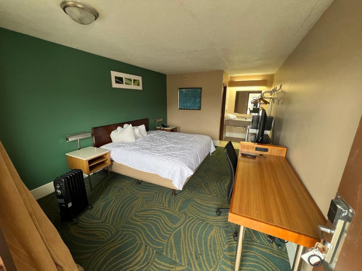 Hilltop Inn Pittsburgh Crafton Exterior photo