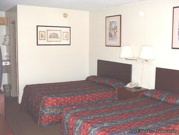 Hilltop Inn Pittsburgh Crafton Room photo