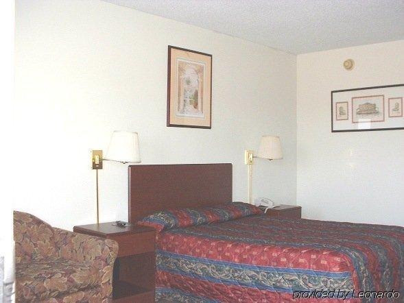 Hilltop Inn Pittsburgh Crafton Room photo