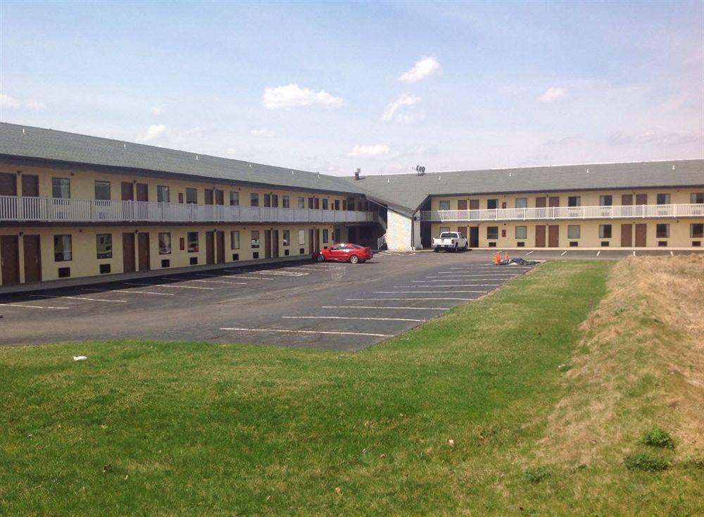 Hilltop Inn Pittsburgh Crafton Exterior photo
